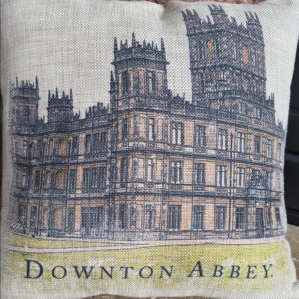 Downtown Abbey Decorative Pillow - Castle Excellent Condition - Picture 3 of 3